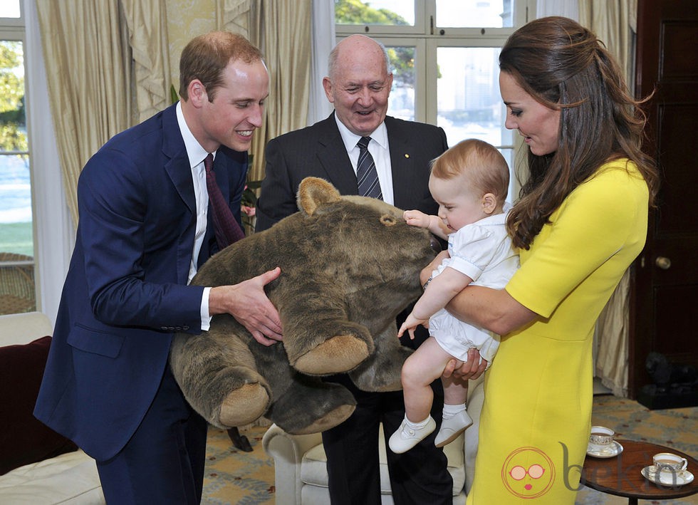 El Príncipe Jorge recibe un wombat de peluche junto a los Duques de Cambridge en Sydney