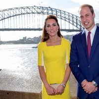 Los Duques de Cambridge posan frente a la bahía de Sydney