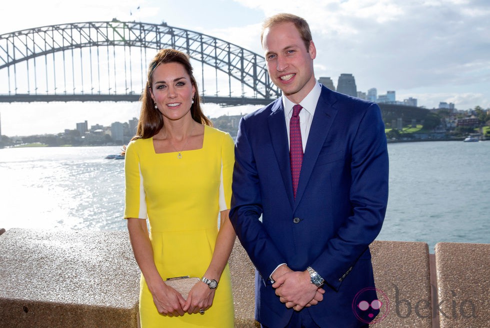 Los Duques de Cambridge posan frente a la bahía de Sydney