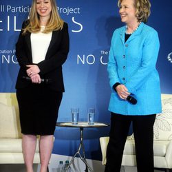 Chelsea Clinton anuncia su embarazo junto a su madre Hillary Clinton