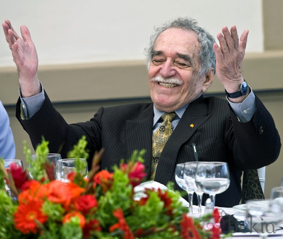 Gabriel García Márquez en la fiesta de cumpleaños de un compañero escritor 