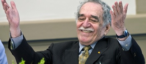 Gabriel García Márquez en la fiesta de cumpleaños de un compañero escritor 