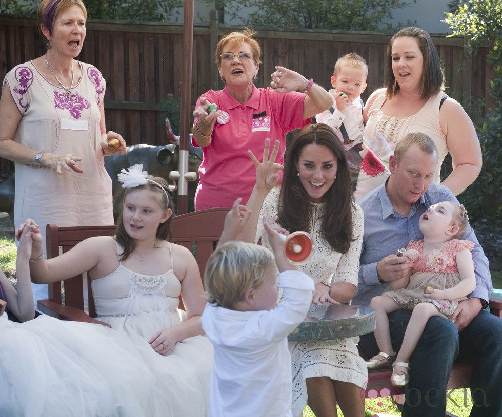 Kate Middleton juega con unos niños en un hospital de Sydney