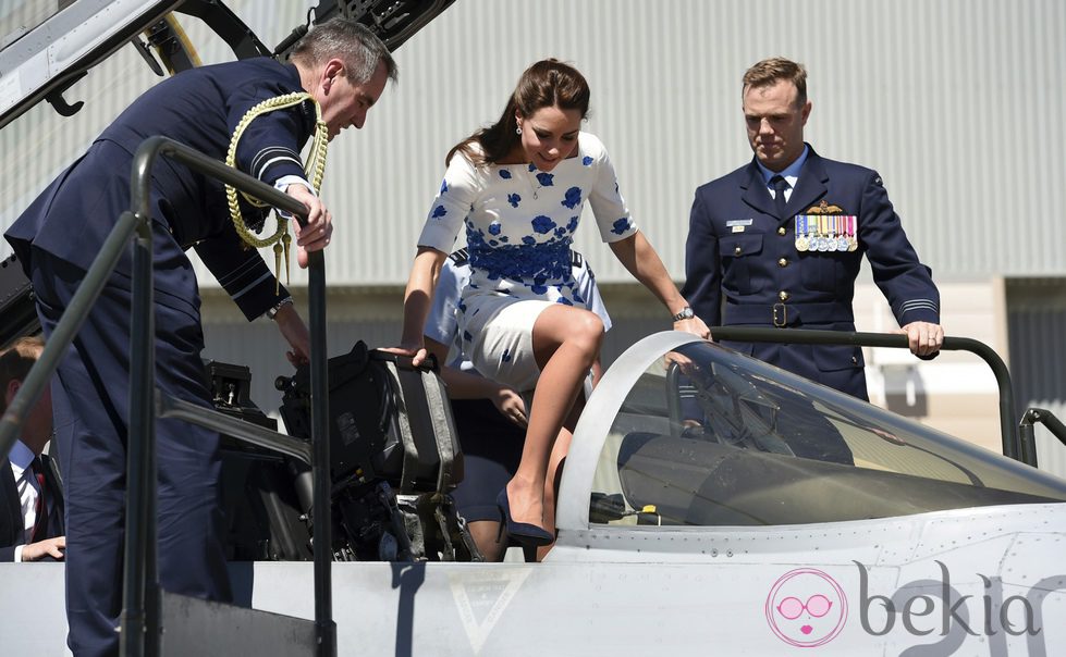 Kate Middleton montando en un avión de combate durante un viaje oficial por Australia