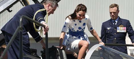 Kate Middleton montando en un avión de combate durante un viaje oficial por Australia