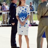 Kate Middleton en la base aérea cercana a Brisbane durante su viaje oficial a Australia