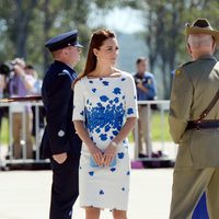 Kate Middleton en la base aérea cercana a Brisbane durante su viaje oficial a Australia