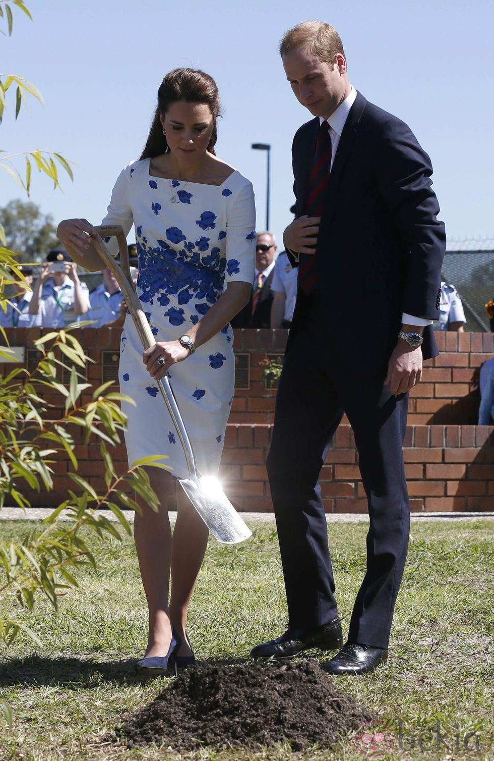 El Príncipe Guillermo y Kate Middleton plantando un árbol durante su visita a una base aéra en Australia