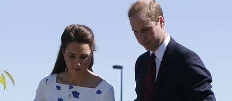 El Príncipe Guillermo y Kate Middleton plantando un árbol durante su visita a una base aéra en Australia