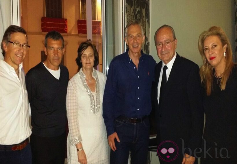 Antonio Banderas junto a Tony Blair y su esposa durante la Semana Santa de Málaga 2014