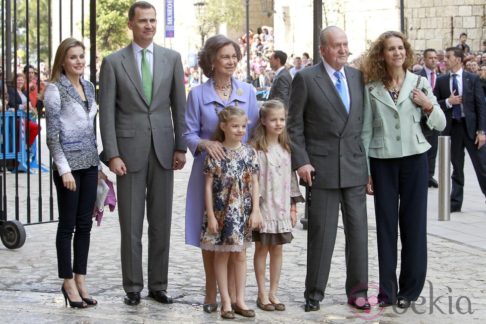 Los Reyes, los Príncipes Felipe y Letizia, las infantas Leonor y Sofía y la Infanta Elena en la misa de Pascua en Palma