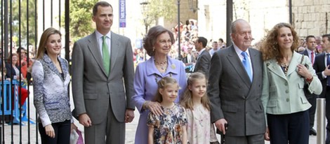 Los Reyes, los Príncipes Felipe y Letizia, las infantas Leonor y Sofía y la Infanta Elena en la misa de Pascua en Palma