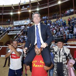 José Ortega Cano saliendo a hombros de la plaza de toros de Cieza