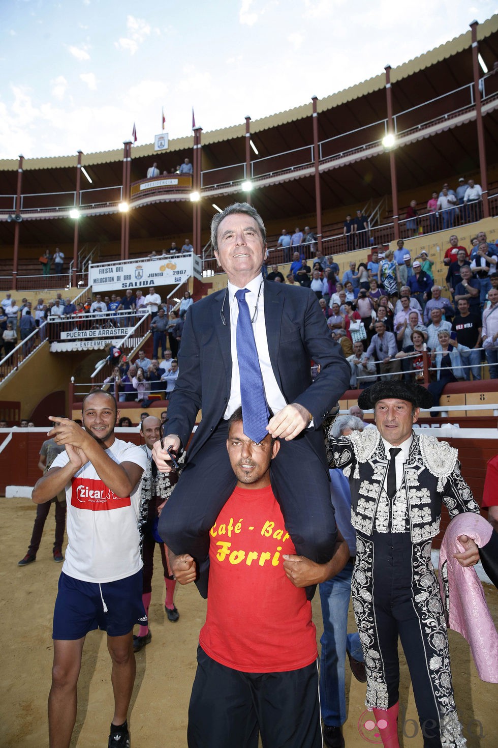 José Ortega Cano saliendo a hombros de la plaza de toros de Cieza