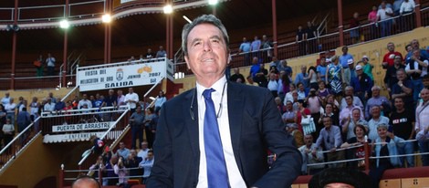 José Ortega Cano saliendo a hombros de la plaza de toros de Cieza