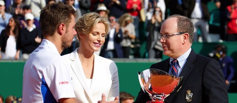 Alberto y Charlene de Mónaco entregando el trofeo de Montecarlo 2014 a Stanislas Wawrinka