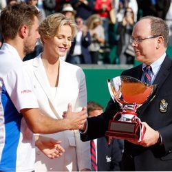 Alberto y Charlene de Mónaco entregando el trofeo de Montecarlo 2014 a Stanislas Wawrinka