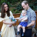 Los Duques de Cambridge y el Príncipe Jorge visitan un zoo de Sidney