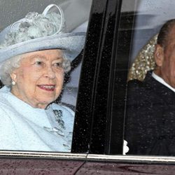 La Reina Isabel II y el Duque de Edimburgo llegando a la Misa de Pascua 2014