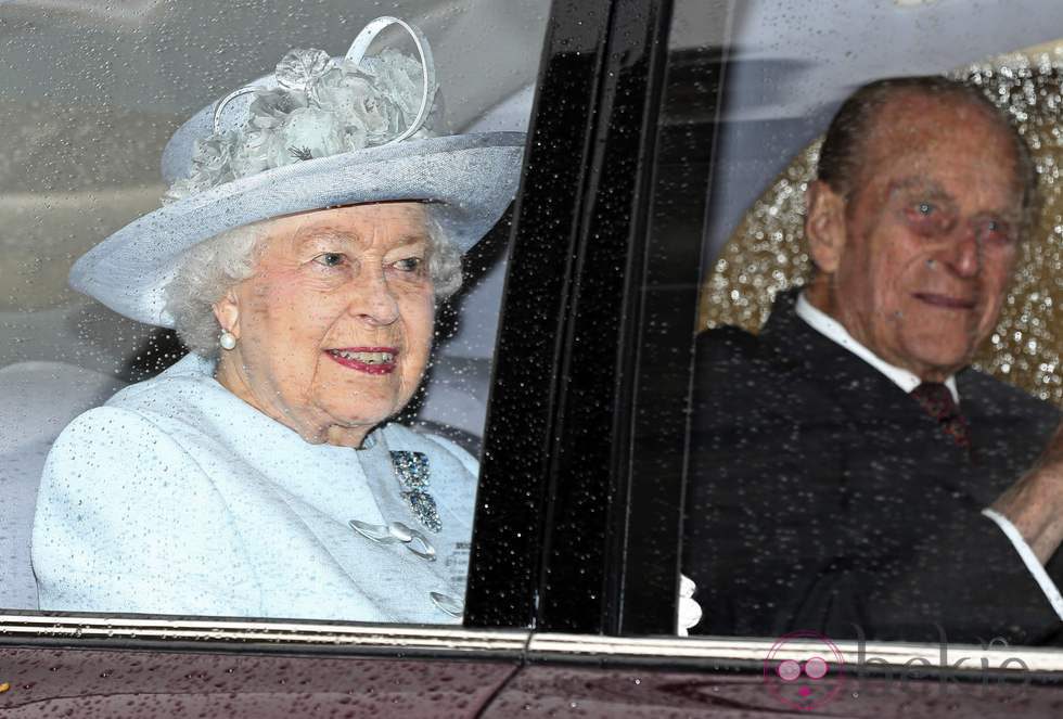 La Reina Isabel II y el Duque de Edimburgo llegando a la Misa de Pascua 2014