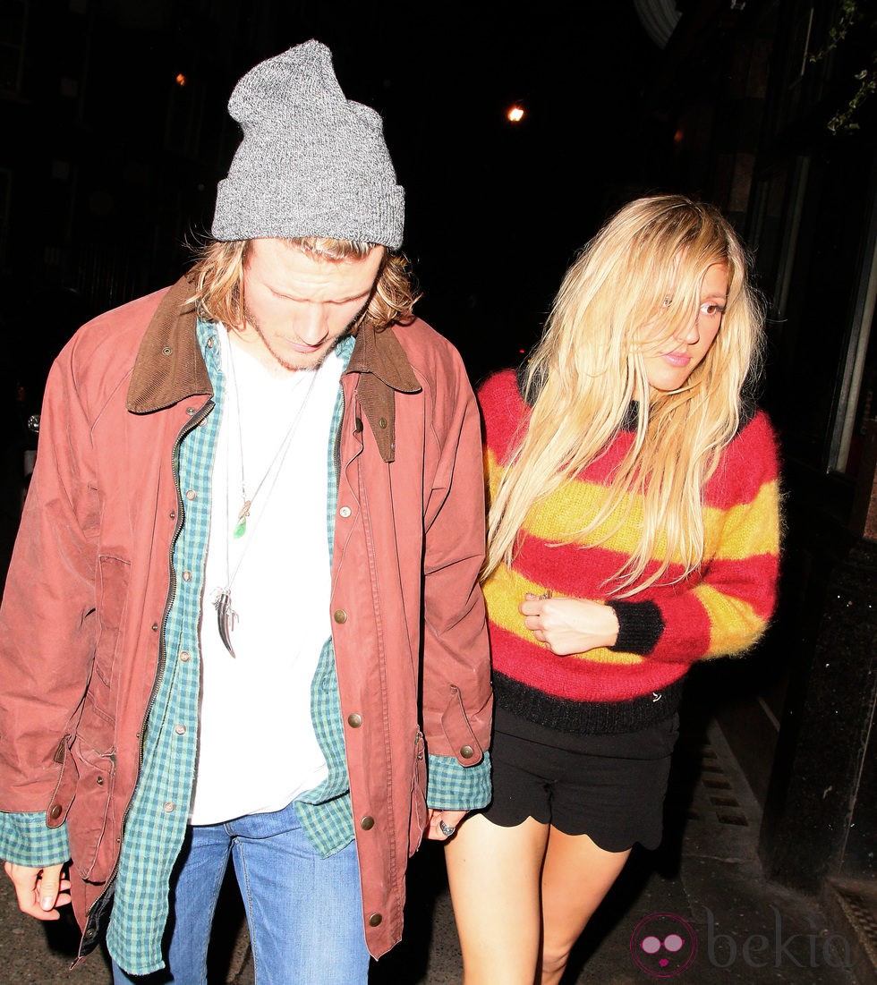 Dougie Poynter junto a Ellie Goulding juntos por las calles de Londres