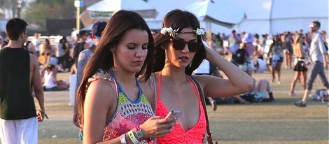 Victoria Justice con una amiga en el Festival de Coachella 2014