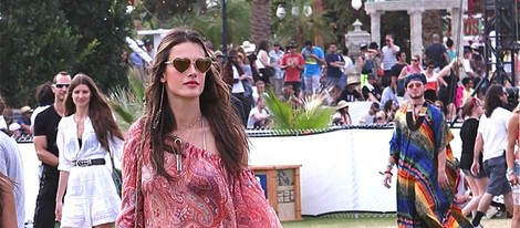 Alessandra Ambrosio con su hija Anja en el Festival de Coachella 2014