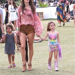 Alessandra Ambrosio con su hija Anja en el Festival de Coachella 2014