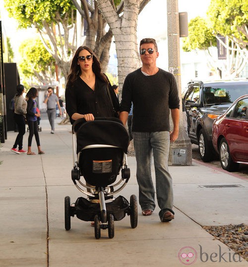 Simon Cowell y Lauren Silverman paseando a si hijo Eric por Los Angeles