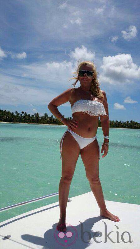 Belén Esteban luciendo bikini blanco en las vacaciones de Semana Santa 2014