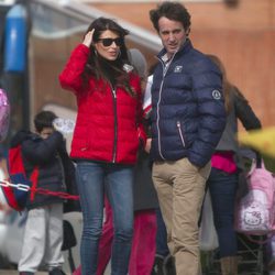 Sonia Ferrer y Álvaro Muñoz Escassi recogiendo a sus hijos del colegio