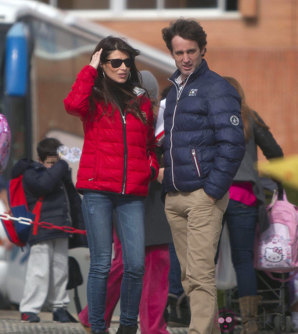 Sonia Ferrer y Álvaro Muñoz Escassi recogiendo a sus hijos del colegio