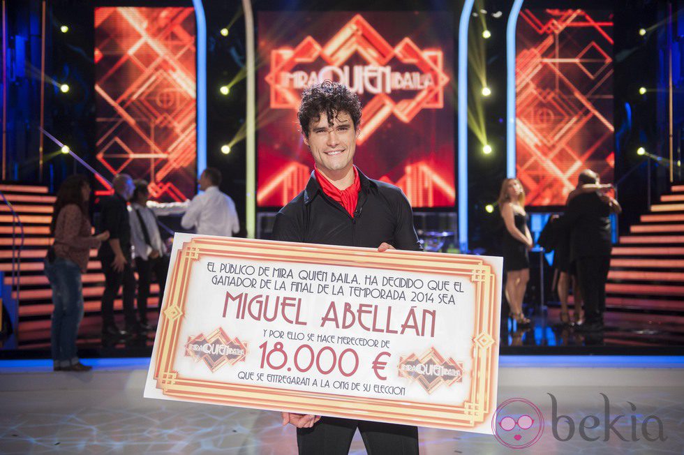 Miguel Abellán posando como ganador de '¡Mira quién baila!'