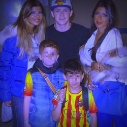 Daniella Semaan y una amiga se hacen una foto con Niall Horan