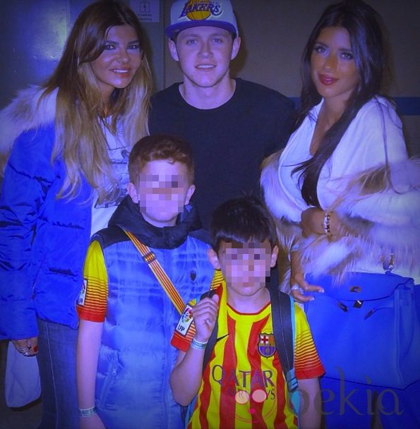 Daniella Semaan y una amiga se hacen una foto con Niall Horan