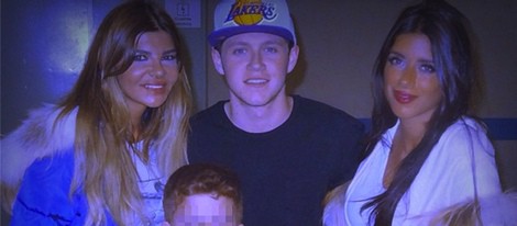 Daniella Semaan y una amiga se hacen una foto con Niall Horan