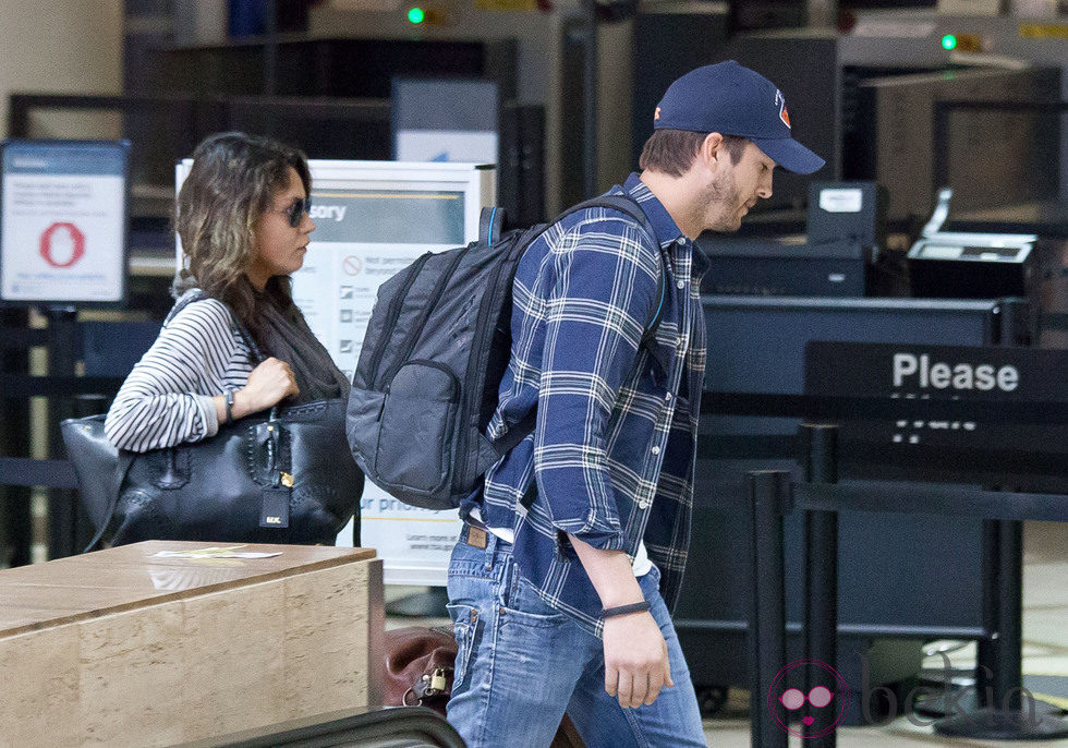 Mila Kunis y Ashton Kutcher en el aeroupuerto de Los Ángeles