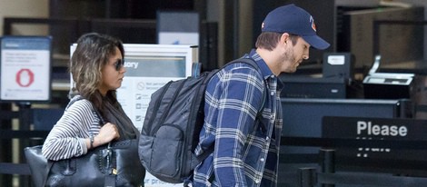 Mila Kunis y Ashton Kutcher en el aeroupuerto de Los Ángeles