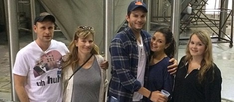 Ashton Kutcher, Mila Kunis y los hermanos de Kutcher