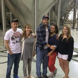 Ashton Kutcher, Mila Kunis y los hermanos de Kutcher