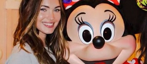 Megan fox y Minnie Mouse en Disneyland