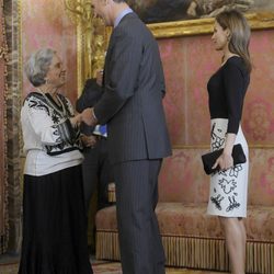 Los Príncipes de Asturias saludan a la ganadora del Premio Cervantes 2014