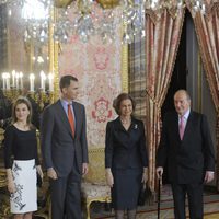 Los Reyes y los Príncipes en el almuerzo en honor a la ganadora del Premio Cervantes 2014