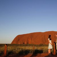 Los Duques de Cambridge se miran en Uluru