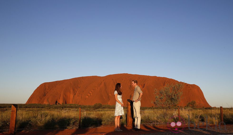 Los Duques de Cambridge se miran en Uluru