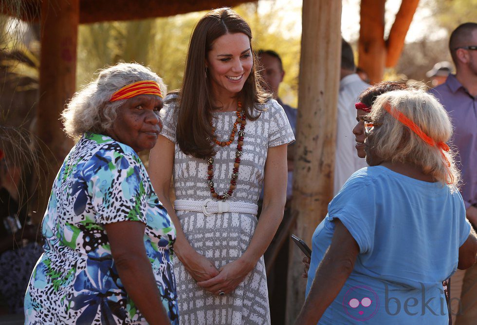 Kate Middleton charla con unas aborígenes en Uluru