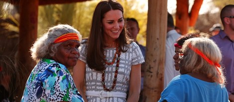 Kate Middleton charla con unas aborígenes en Uluru