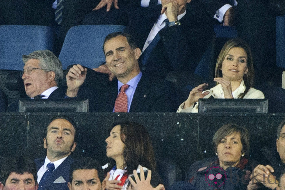 Los Príncipes de Asturias viendo el partido Atlético de Madrid-Chelsea