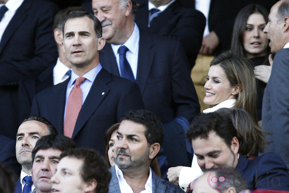 Los Príncipes Felipe y Letizia en el partido de Champions entre el Atlético de Madrid y el Chelsea