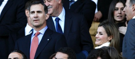 Los Príncipes Felipe y Letizia en el partido de Champions entre el Atlético de Madrid y el Chelsea